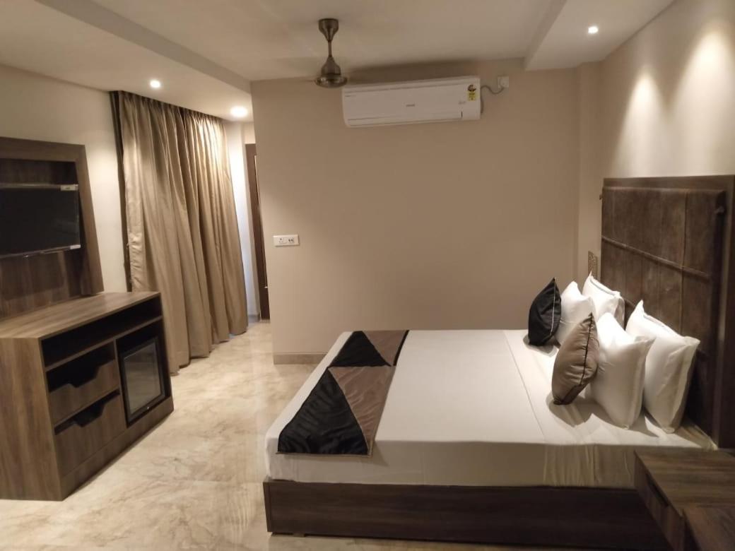 I-Towne' - A Unit Of Hotel Shivam International Диогар Екстериор снимка