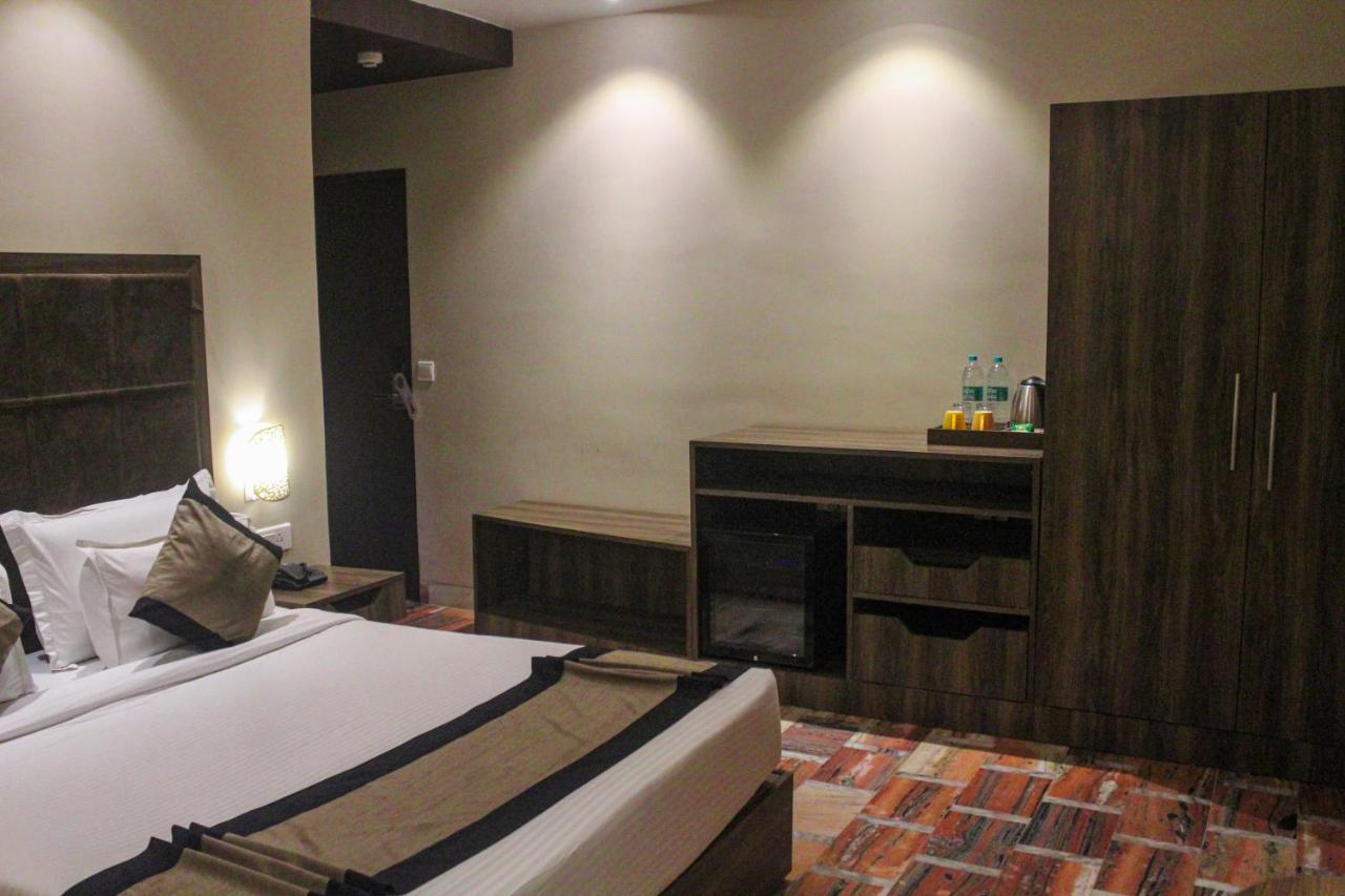 I-Towne' - A Unit Of Hotel Shivam International Диогар Екстериор снимка