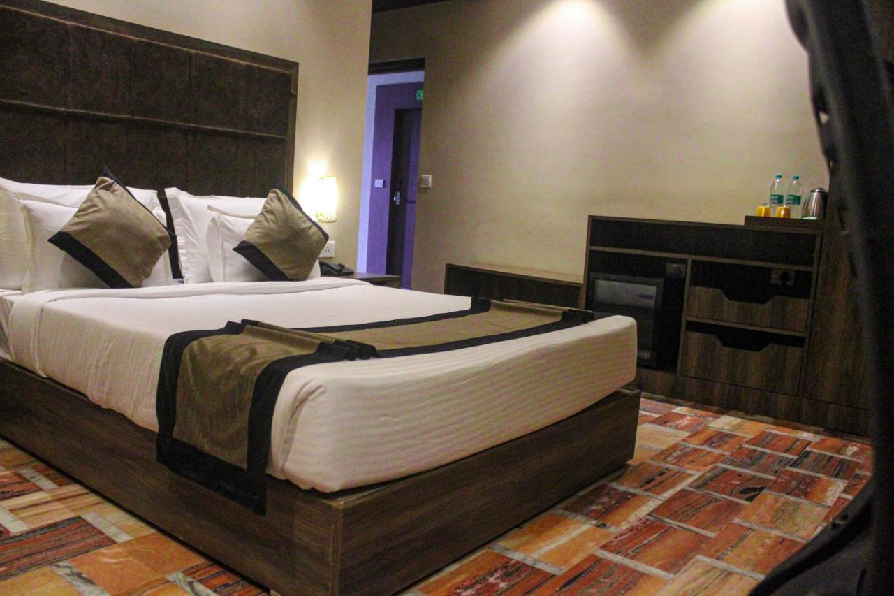 I-Towne' - A Unit Of Hotel Shivam International Диогар Екстериор снимка