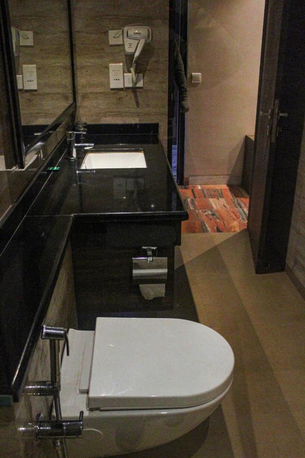 I-Towne' - A Unit Of Hotel Shivam International Диогар Екстериор снимка